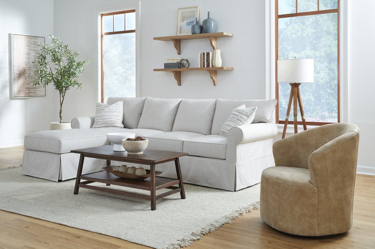 D16100 Jenny Sectional Room Scene & Ivy Chair