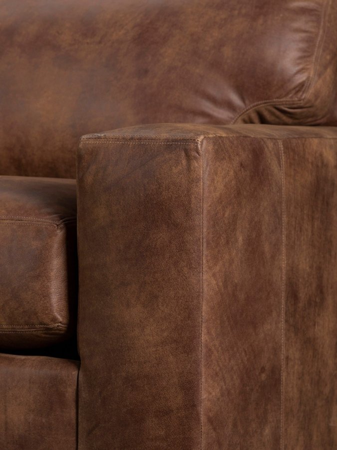 L2019-300Q2 Clark Sofa Detail