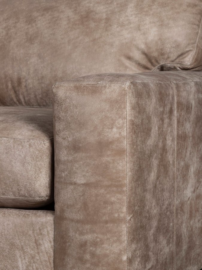 L2019-300Q4 Clark Sofa Detail